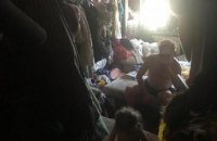 На Оболони полиция изъяла 2-летнюю девочку из заваленной мусором квартиры