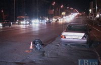 Водій Mercedes, розвертаючись через подвійну суцільну, важко травмував мотоциклістів