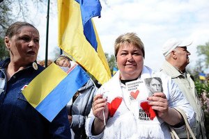Сторонники Тимошенко возле Высшего спецсуда слушают военные марши 