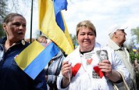 Сторонники Тимошенко возле Высшего спецсуда слушают военные марши 