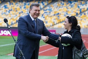 Янукович подарил французской журналистке футбольный мяч 