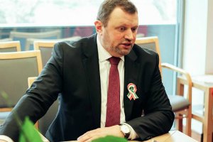 Посольство Венгрии и Красный Крест передали детям переселенцев школьные принадлежности 