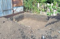 Житель Донецкой области нашел мешок с оружием в огороде 