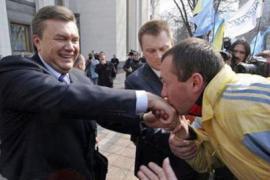 СМИ составили рейтинг "политических подхалимов"