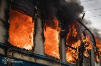 Росіяни атакували безпілотником електричку в Харкові: виникла пожежа