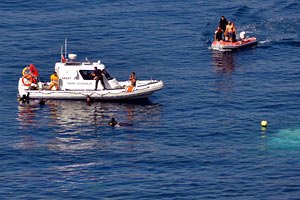 Спасатели ищут 166 человек в море после крушения судна с торговцами