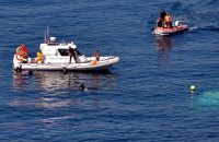 Спасатели ищут 166 человек в море после крушения судна с торговцами