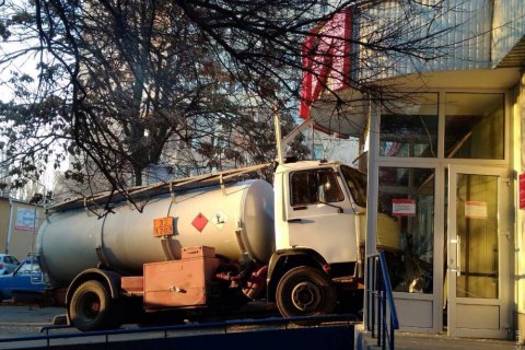 В Одесі бензовоз протаранив чотири машини і в'їхав у магазин