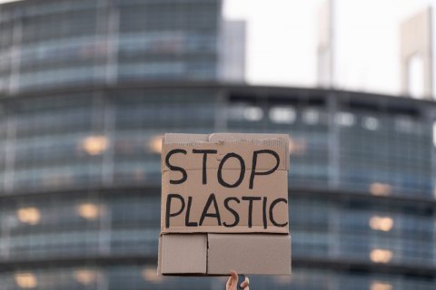 Європарламент проголосував за заборону одноразового пластику