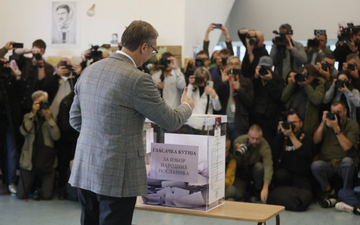 У Сербії тривають дострокові парламентські вибори, попередні дані свідчать про рекордно високу явку (оновлено)