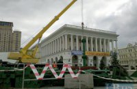 В Киеве неспешно устанавливают главную елку страны