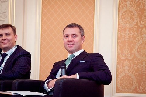 Топ-менеджер "Нафтогаза" об Азарове: на людей в таком возрасте обижаться грех