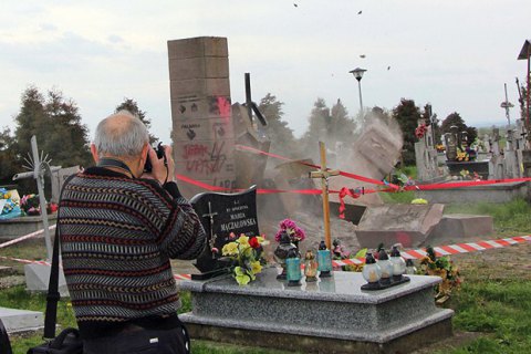 Институт нацпамяти Польши проведет раскопки на месте разрушенного памятника УПА в Грушовичах