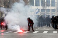 В столкновениях с демонстрантами в Скопье пострадали 7 полицейских