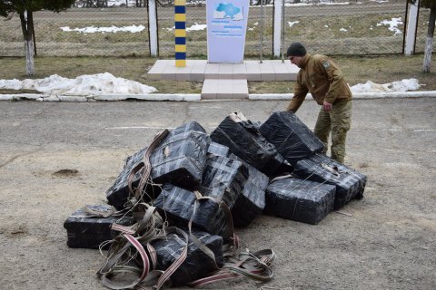 Через кордон з Румунією на ношах намагалися перенести 146 ящиків сигарет вартістю 2,5 млн грн