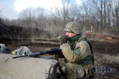 Украинский военный получил травму из-за обстрелов боевиков на Донбассе