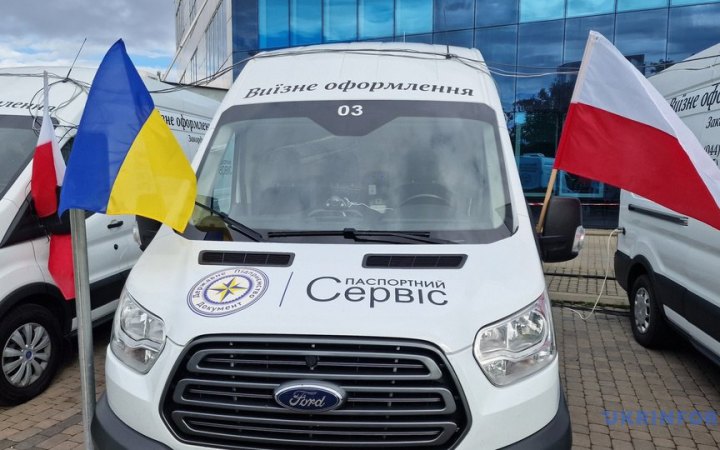 Мобільні комплекси з оформлення паспортів України запрацюють не лише в Польщі, - Монастирський