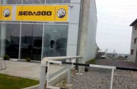 У Мукачевому розбили вітрину магазину гранатою з невисмикнутою чекою