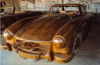 На интернет-аукционе продали деревянный Mercedes