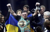 ​Усик по очкам победил Бриедиса и завоевал второй чемпионский пояс