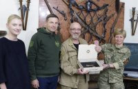 Міністр оборони Естонії відвідав Україну і передав мобільний госпіталь для ЗСУ