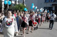Учні севастопольської гімназії прийшли на останній дзвоник у вишиванках