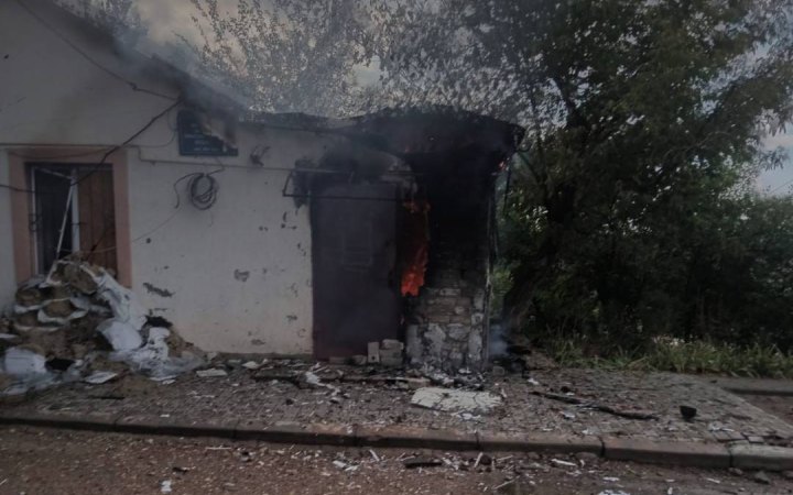Російські військові вдарили по зупинці у передмісті Херсона, є загиблі та поранена