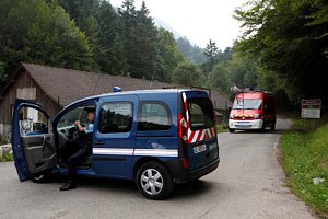 У французского озера найдена девочка, выжившая после убийства родителей