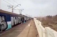 Под Днепром неизвестные остановили электричку и разрисовали вагоны