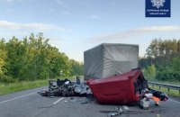 На трассе Киев - Ковель ограничено движение из-за смертельного ДТП с грузовиком и легковым автомобилем