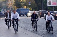 В Евпатории чиновники пересели на велосипеды