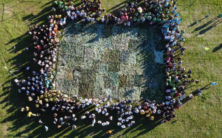 У Латвії сплели камуфляжні сітки для ЗСУ