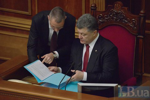 В АП назвали официальные зарплаты Порошенко и Ложкина