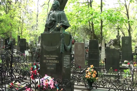Вор сдал бронзовые детали с могилы Леси Украинки на металлолом, а деньги пропил