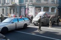 "Правый сектор" перекрыл "фронтовыми" машинами улицу Грушевского в Киеве
