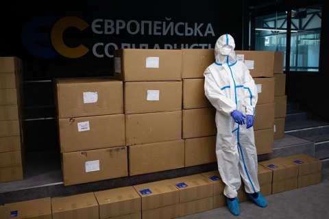 Фонд Порошенко передал в больницы первую партию защитных костюмов для медиков