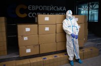 Фонд Порошенко передал в больницы первую партию защитных костюмов для медиков