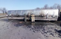Під Дніпром перекинулася вантажівка з 24 тоннами соняшникової олії