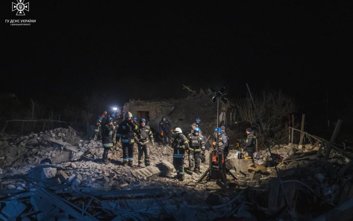 У Рівному Донецької області з-під завалів витягнули тіло загиблої дитини
