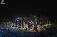 У Рівному Донецької області з-під завалів витягнули тіло загиблої дитини