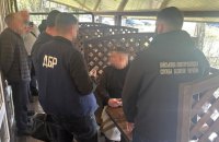 ДБР затримало військового, який за хабар обіцяв влаштувати мобілізованого у тилову частину