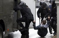 У Гродні силовики почали жорсткі розгони і затримання 