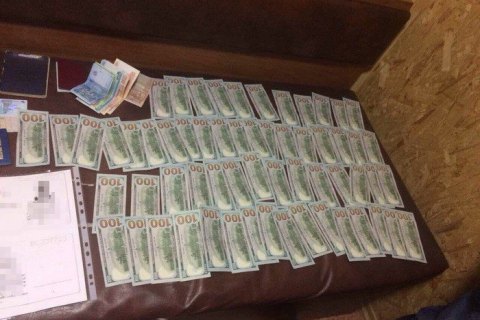СБУ задержала присвоившего госсредства чиновника, который пытался сбежать в оккупированный Крым