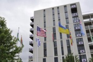 В Олимпийском городке подняли флаг Украины