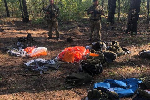 Прикордонники виявили на кордоні з РФ 10 пакетів з парашутами