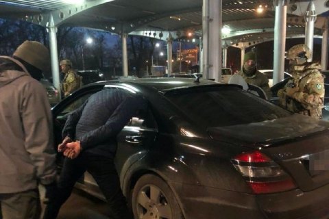 У Миколаєві затримали банду, яка щомісяця збувала по 100 тис. фальшивих доларів