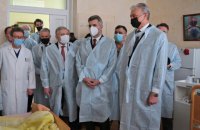 Президент Литви відвідав поранених бійців у Головному військовому клінічному госпіталі