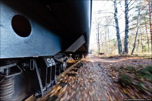 Пригородный поезд в Нью-Йорке сбил два автомобиля, есть погибшие
