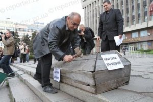 Чернобыльцы с пустым гробом перекрыли движение в центре Донецка