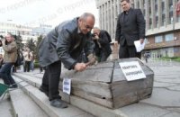 Чернобыльцы с пустым гробом перекрыли движение в центре Донецка